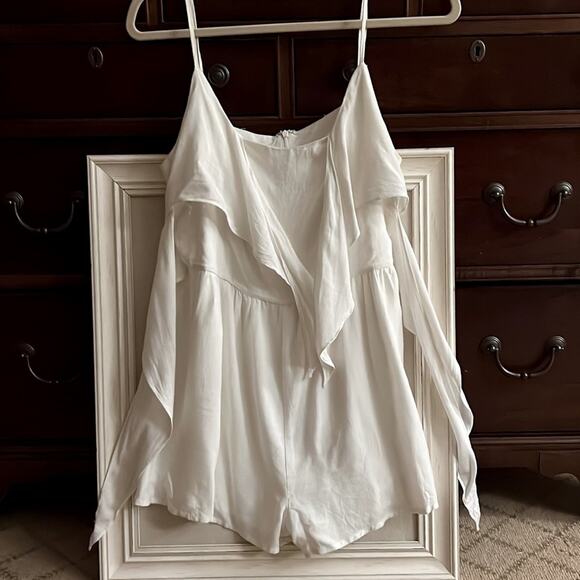 While flowy linen blend romper with sash tie in front and sash  tie back M - Picture 1 of 9